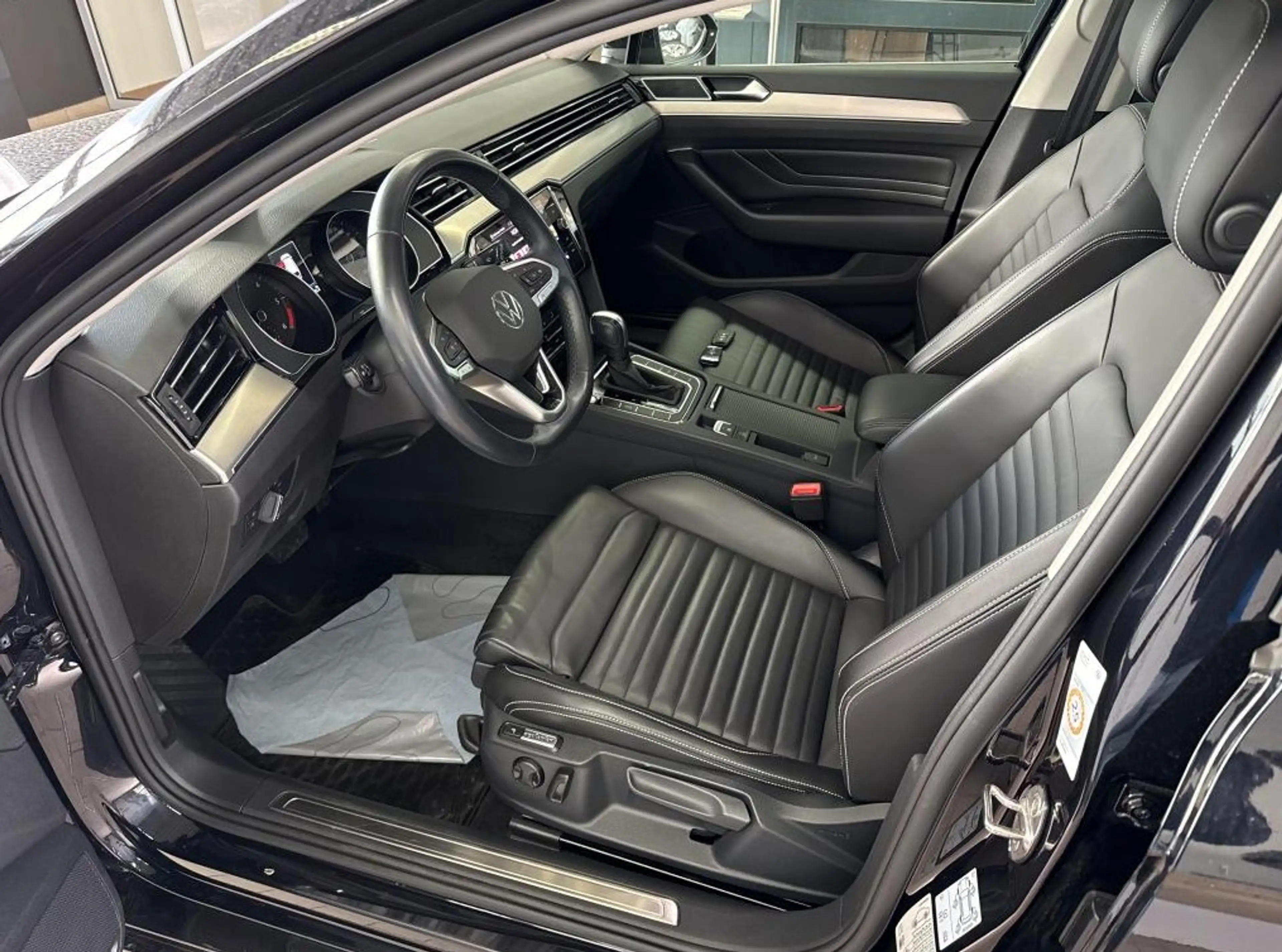 Volkswagen Passat Variant 2.0 TDI DSG Elegance MATRIX PANO LEDER — photo 4