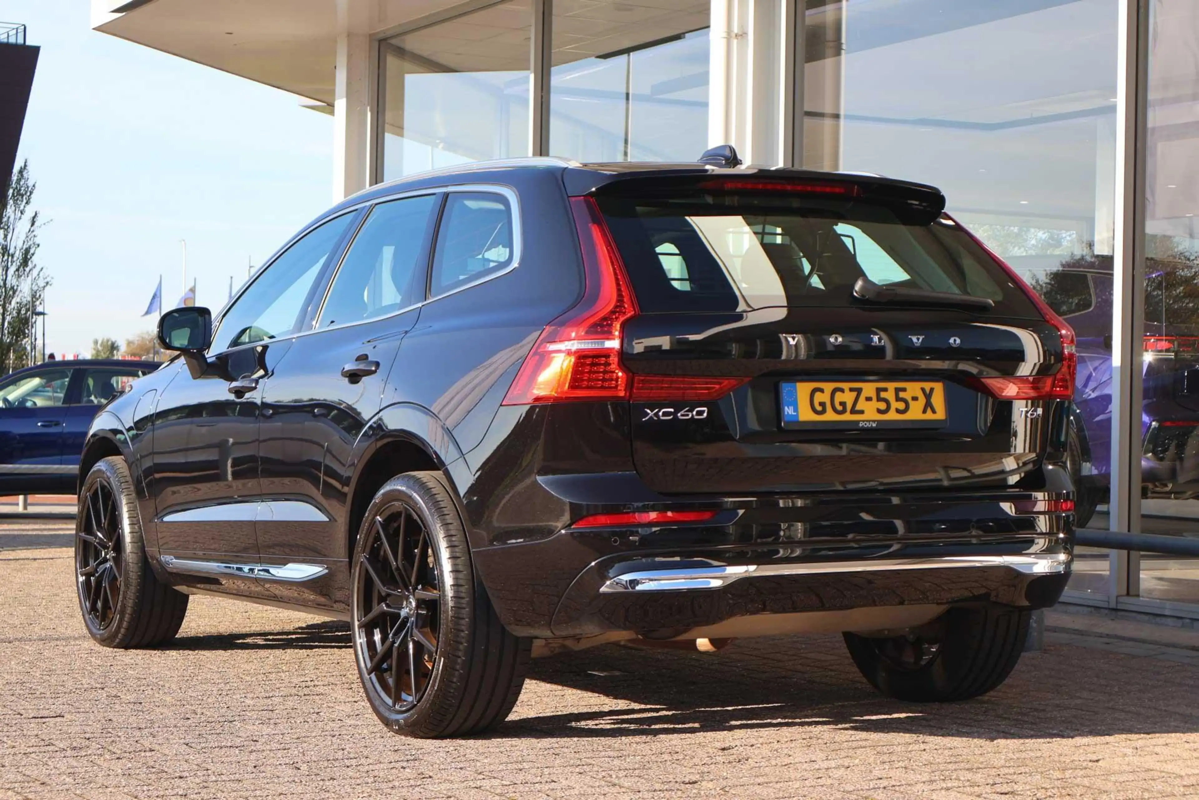 Volvo XC60 2.0 T6 Plug-in hybrid AWD Essential Edition Bright — photo 13