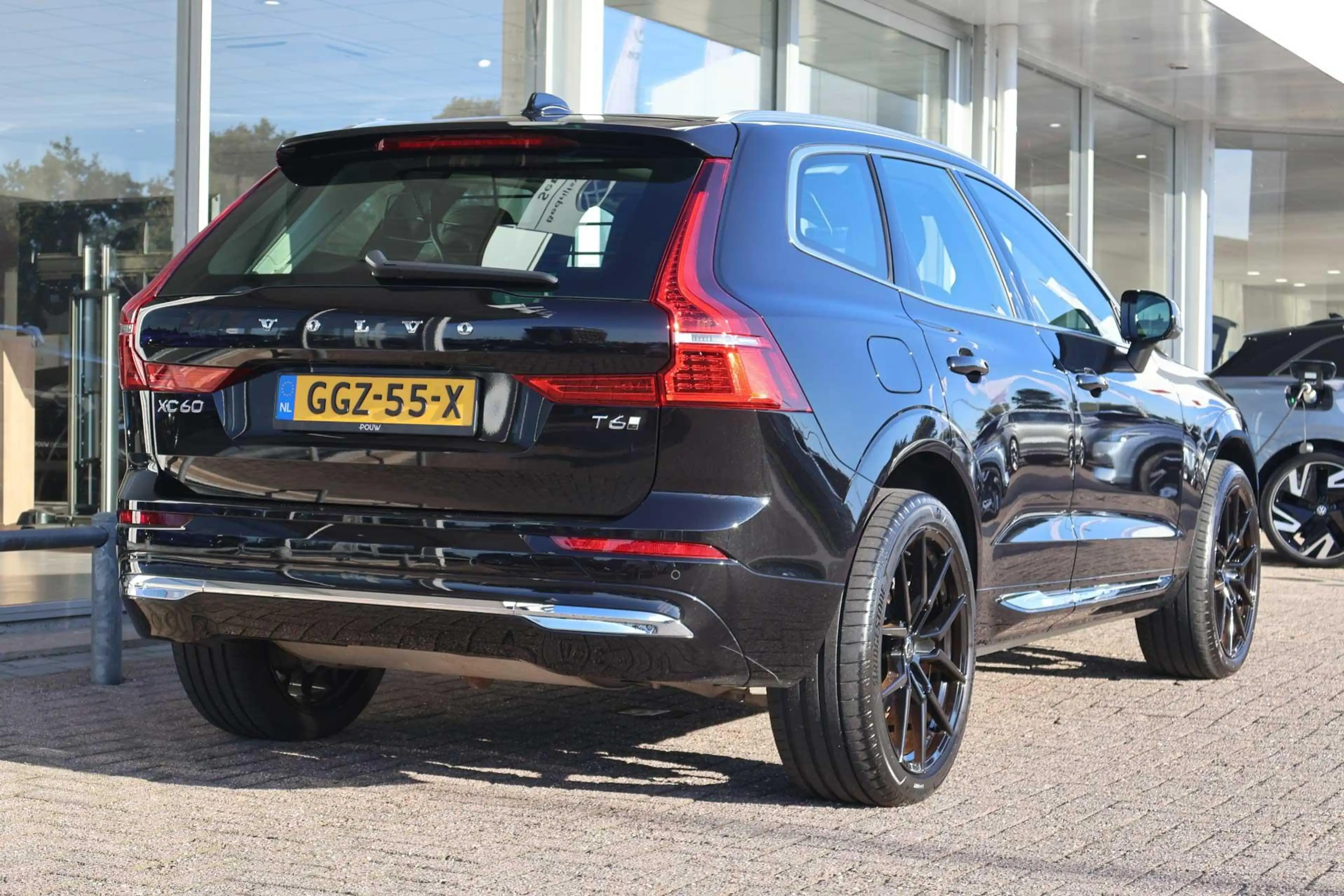 Volvo XC60 2.0 T6 Plug-in hybrid AWD Essential Edition Bright — photo 2