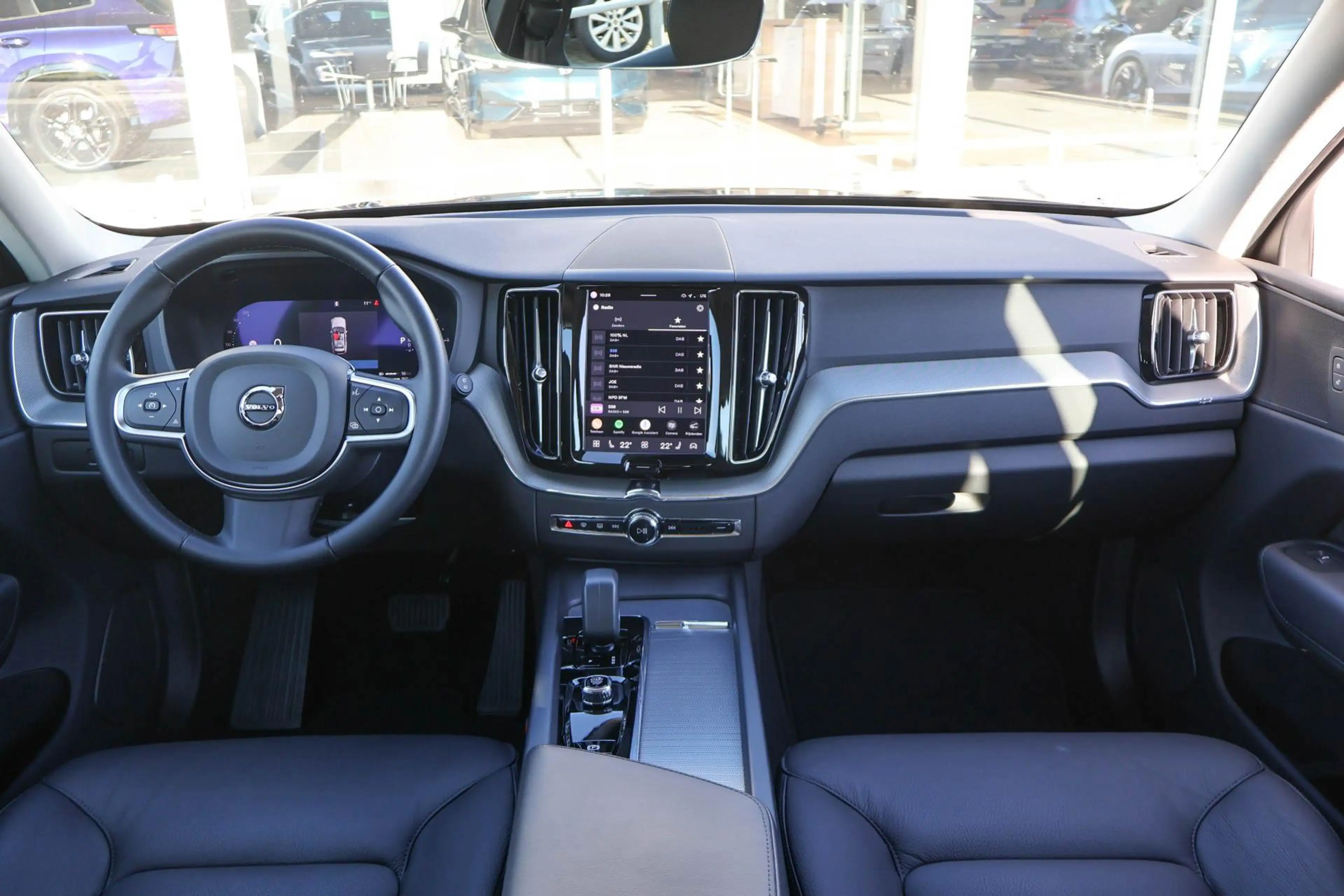 Volvo XC60 2.0 T6 Plug-in hybrid AWD Essential Edition Bright — photo 4
