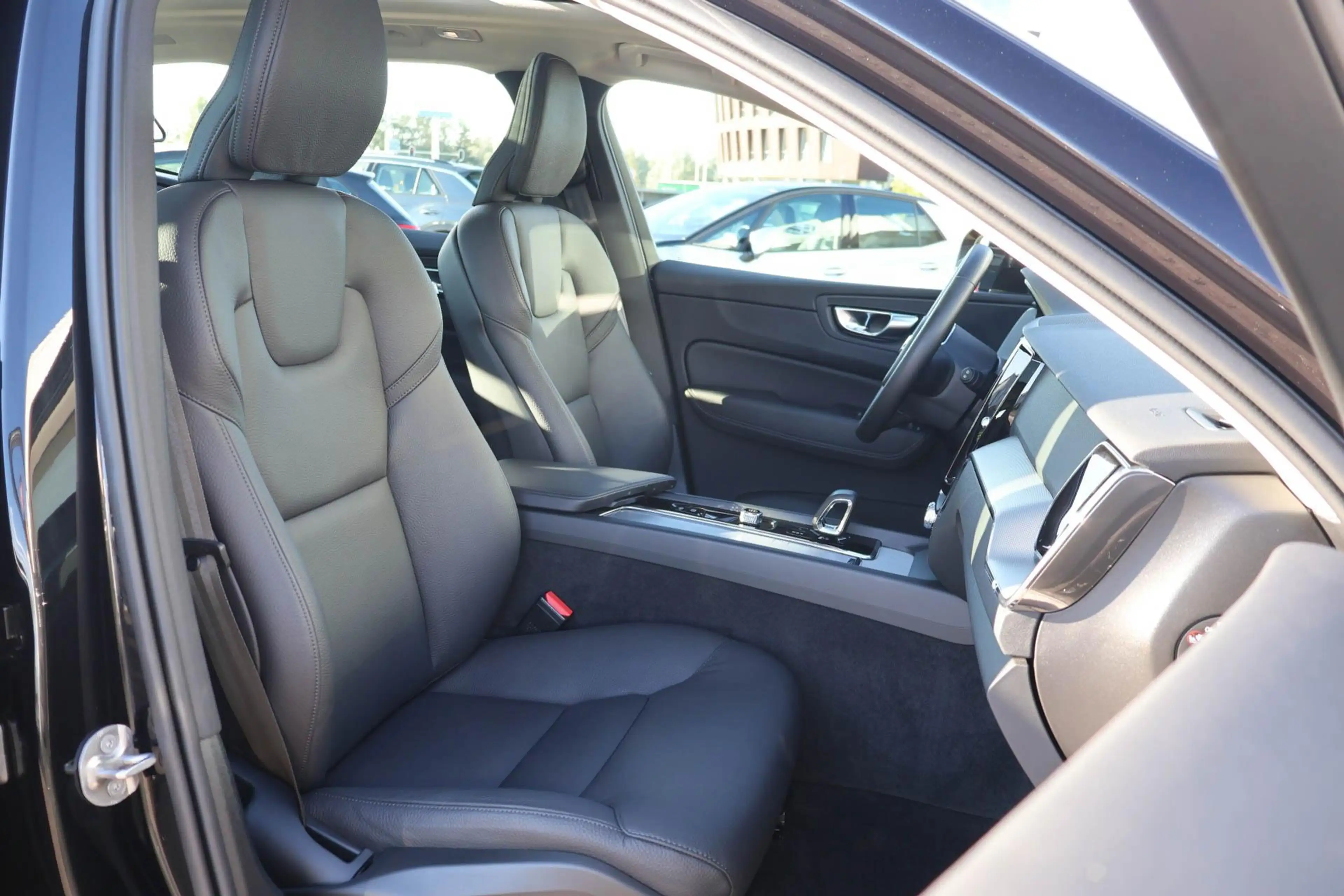 Volvo XC60 2.0 T6 Plug-in hybrid AWD Essential Edition Bright — photo 3