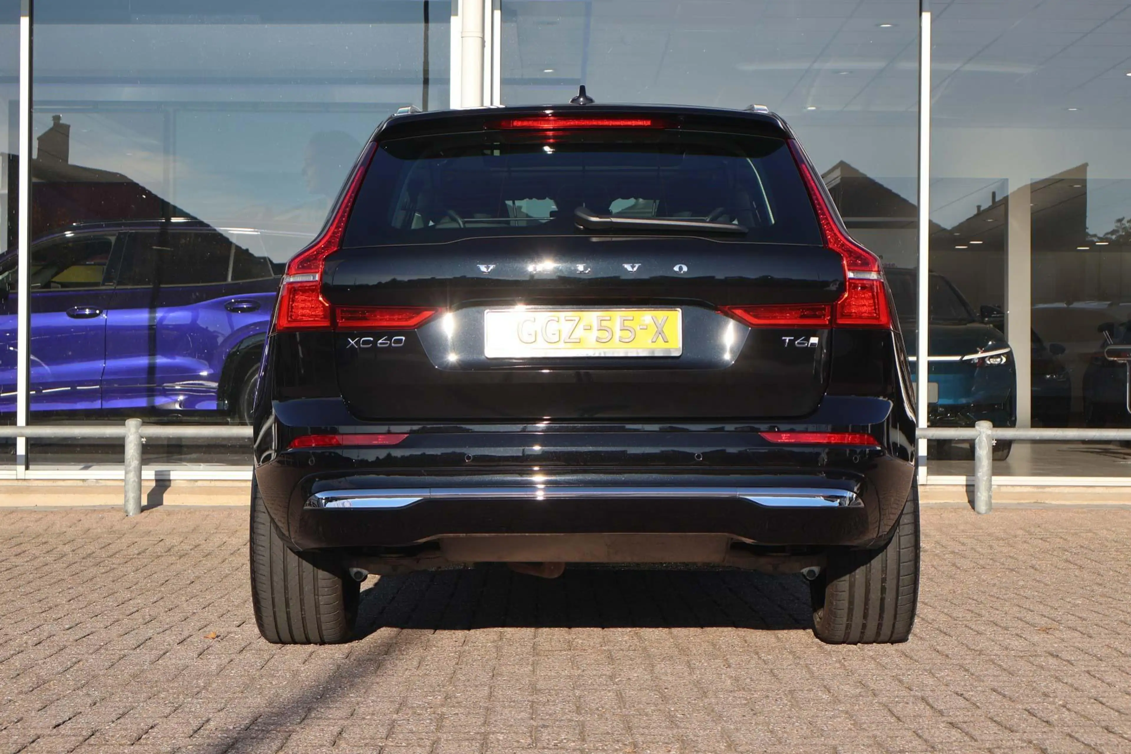 Volvo XC60 2.0 T6 Plug-in hybrid AWD Essential Edition Bright — photo 11