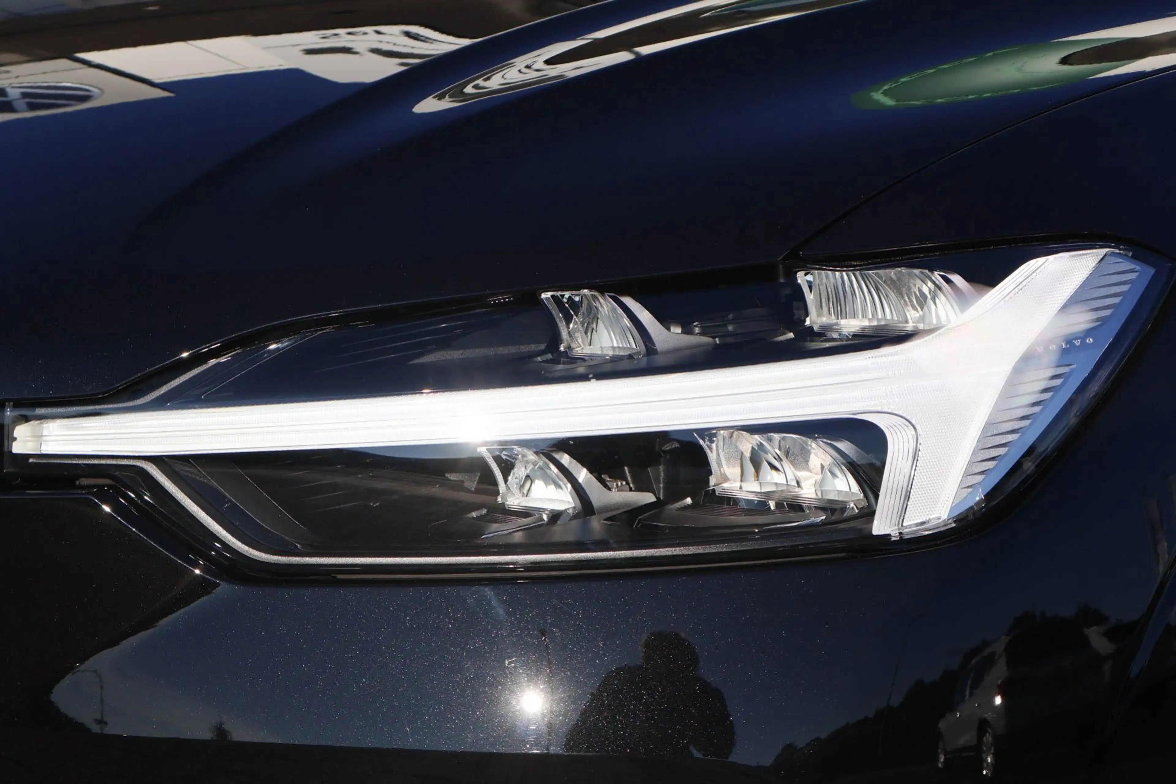 Volvo XC60 2.0 T6 Plug-in hybrid AWD Essential Edition Bright — photo 9