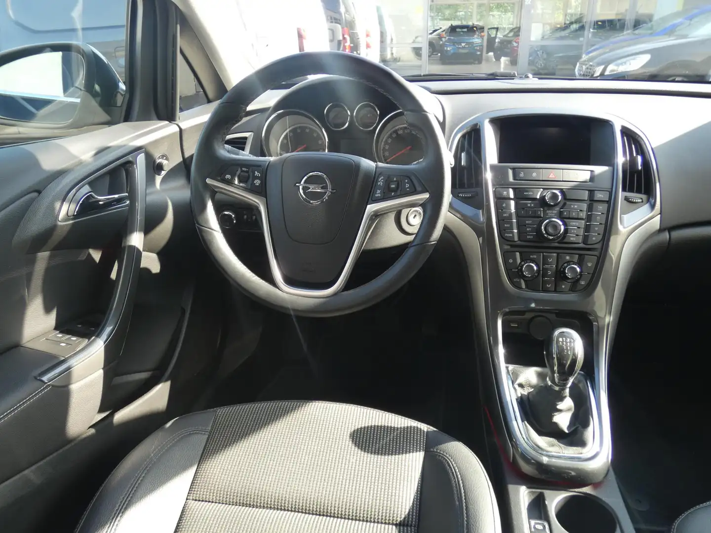 Opel Astra 1.4 Cosmo | TREKHAAK | NAVIGATIE | ACHTERUITRIJCAM Zwart - 2