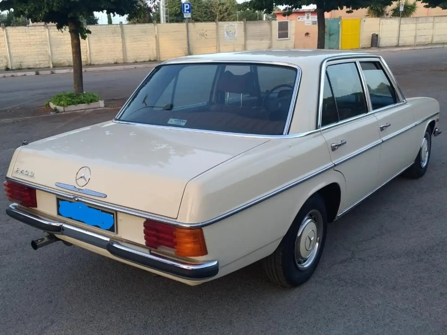 Mercedes-Benz 240 Diesel Beige - 2