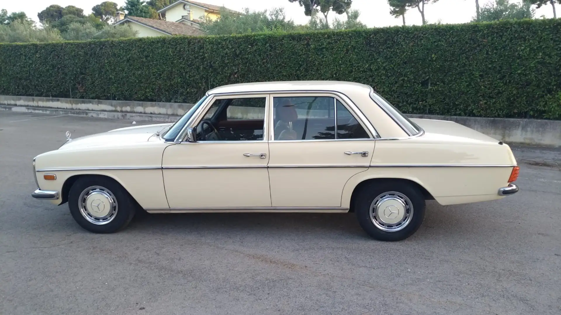 Mercedes-Benz 240 Diesel Beige - 1