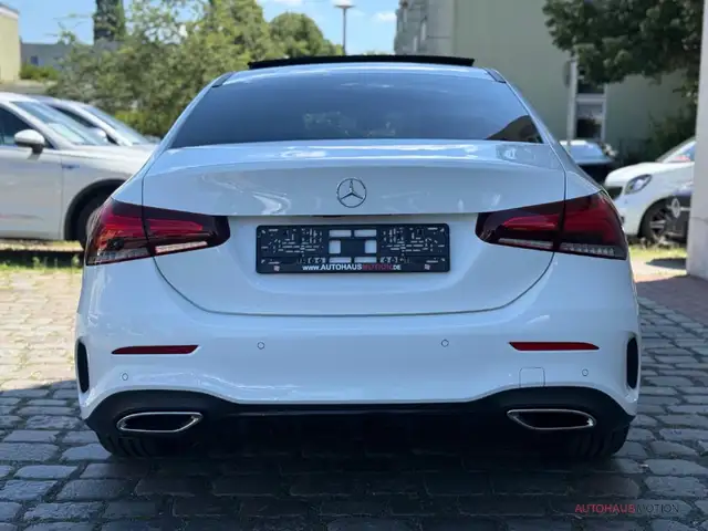 Mercedes-Benz 220 view 6