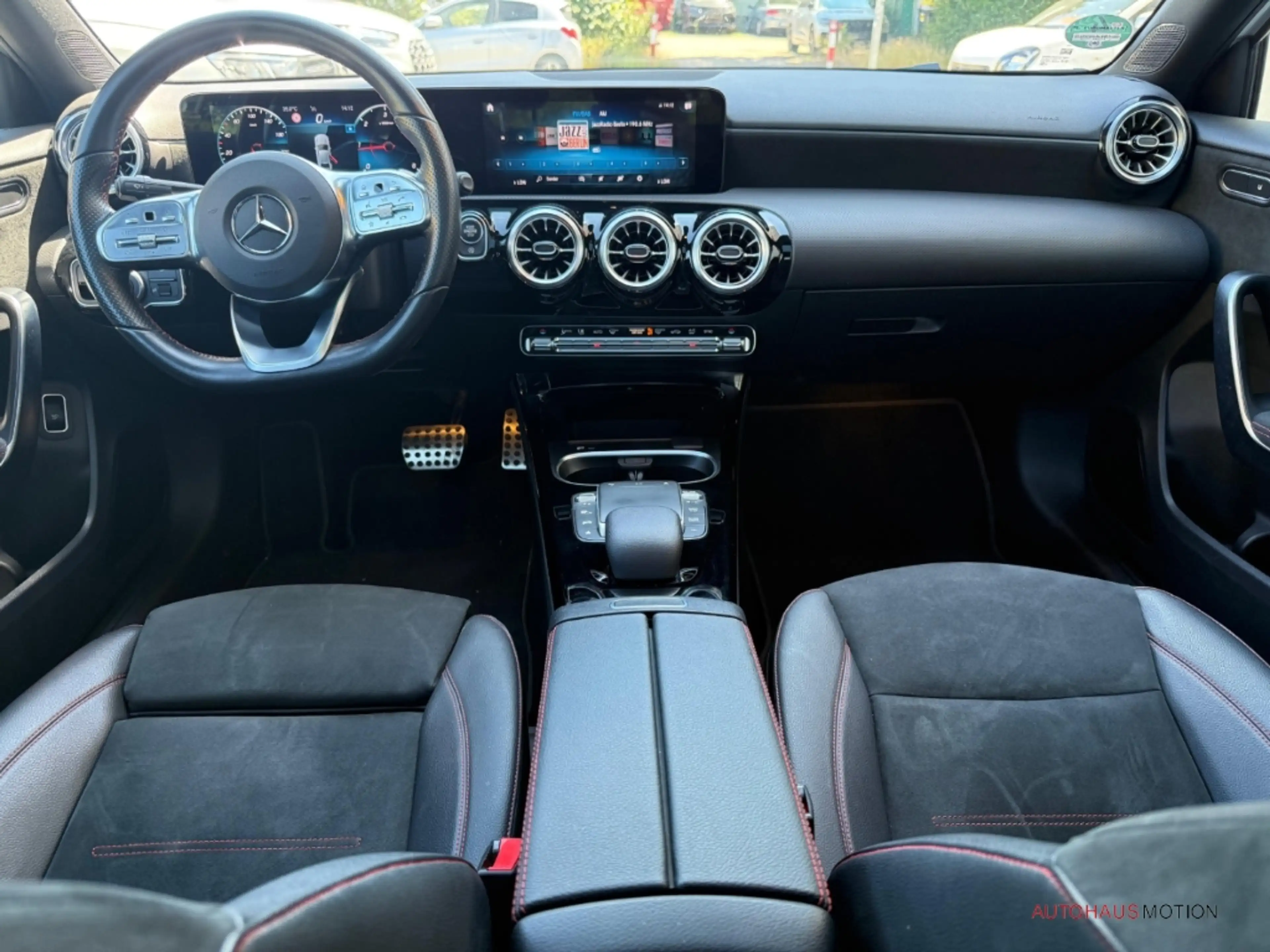 Mercedes-Benz A 220 d 4Matic AMG Pano Navi Kamera Apple CarPlay — photo 11