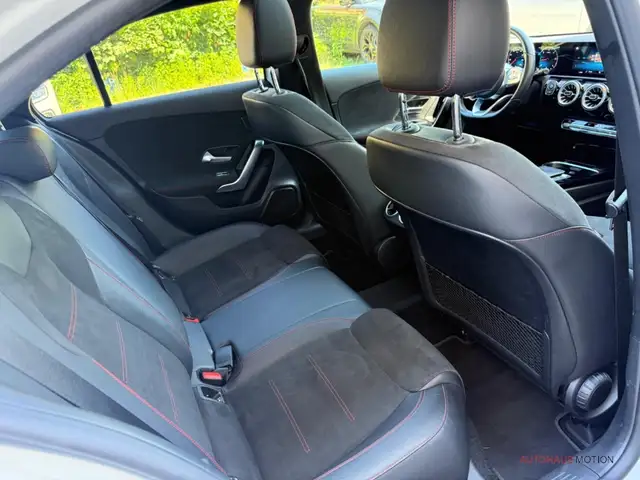Mercedes-Benz 220 view 12
