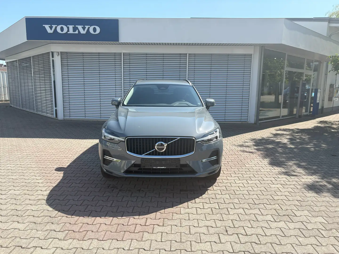 Volvo XC60 Core 2WD Grau - 2