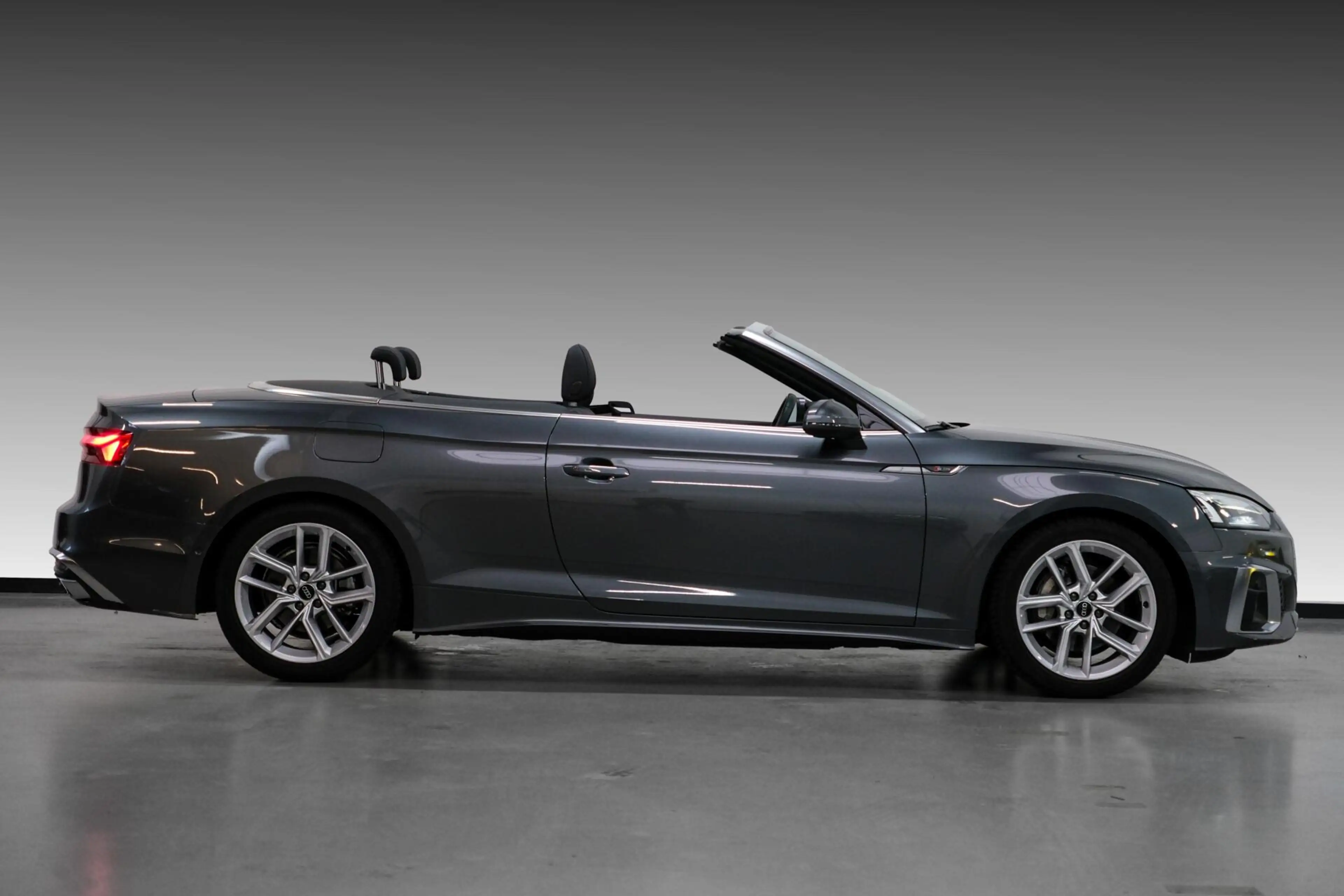 Audi A5 Cabriolet 40 TFSI S edition — photo 12