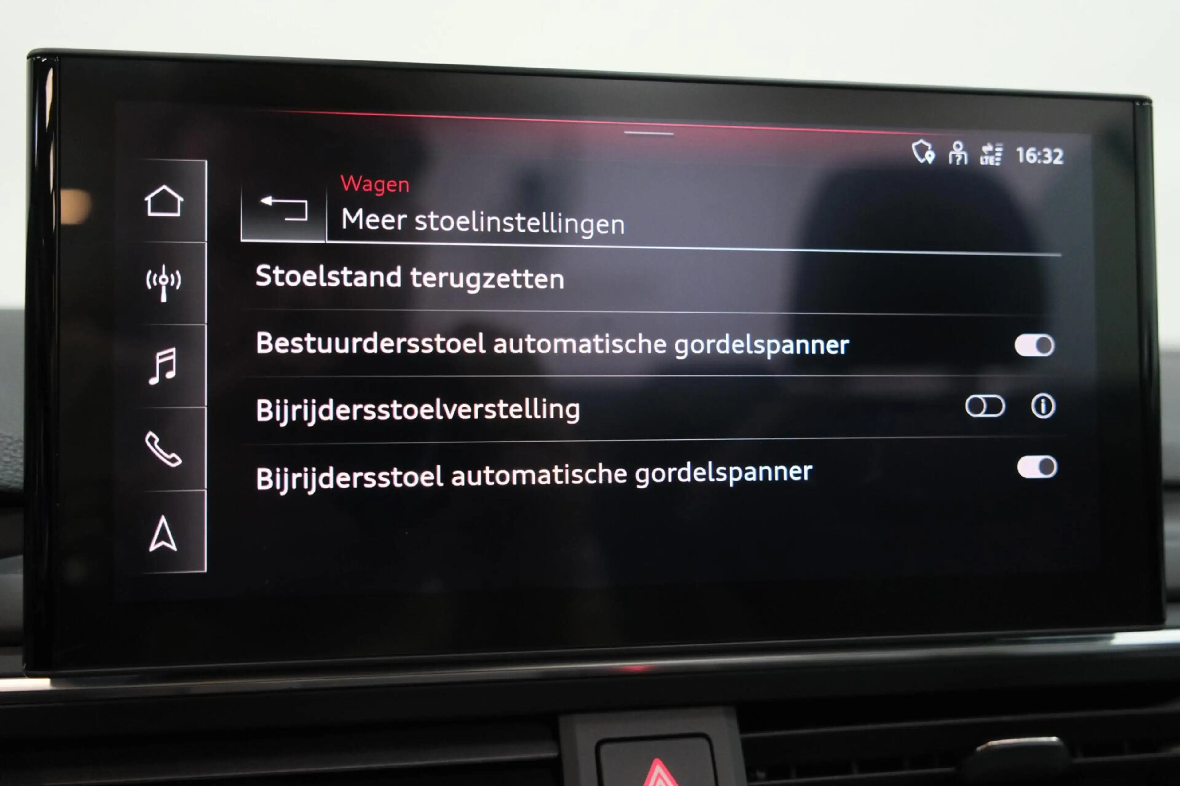 Audi A5 Cabriolet 40 TFSI S edition — photo 39