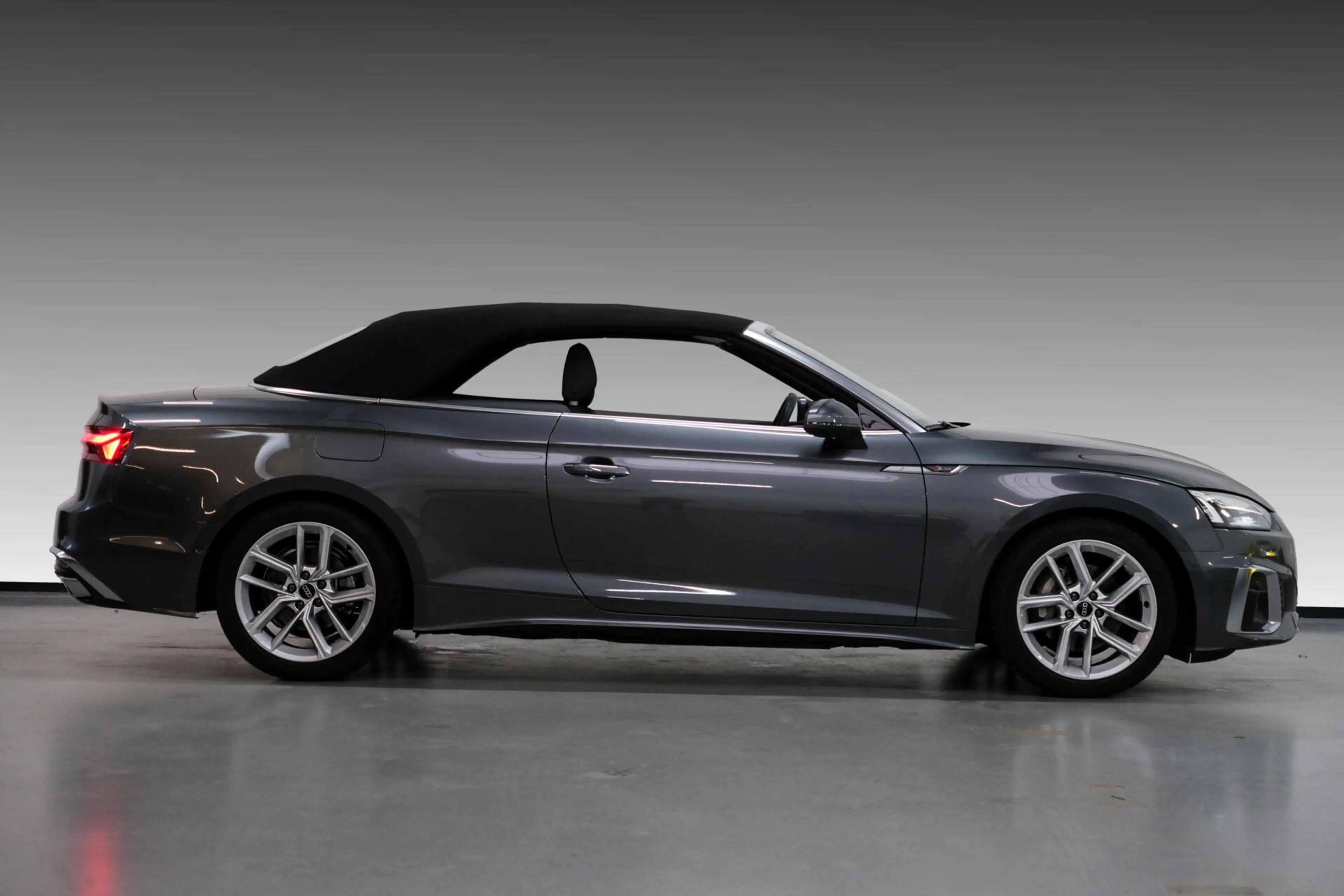 Audi A5 Cabriolet 40 TFSI S edition — photo 11