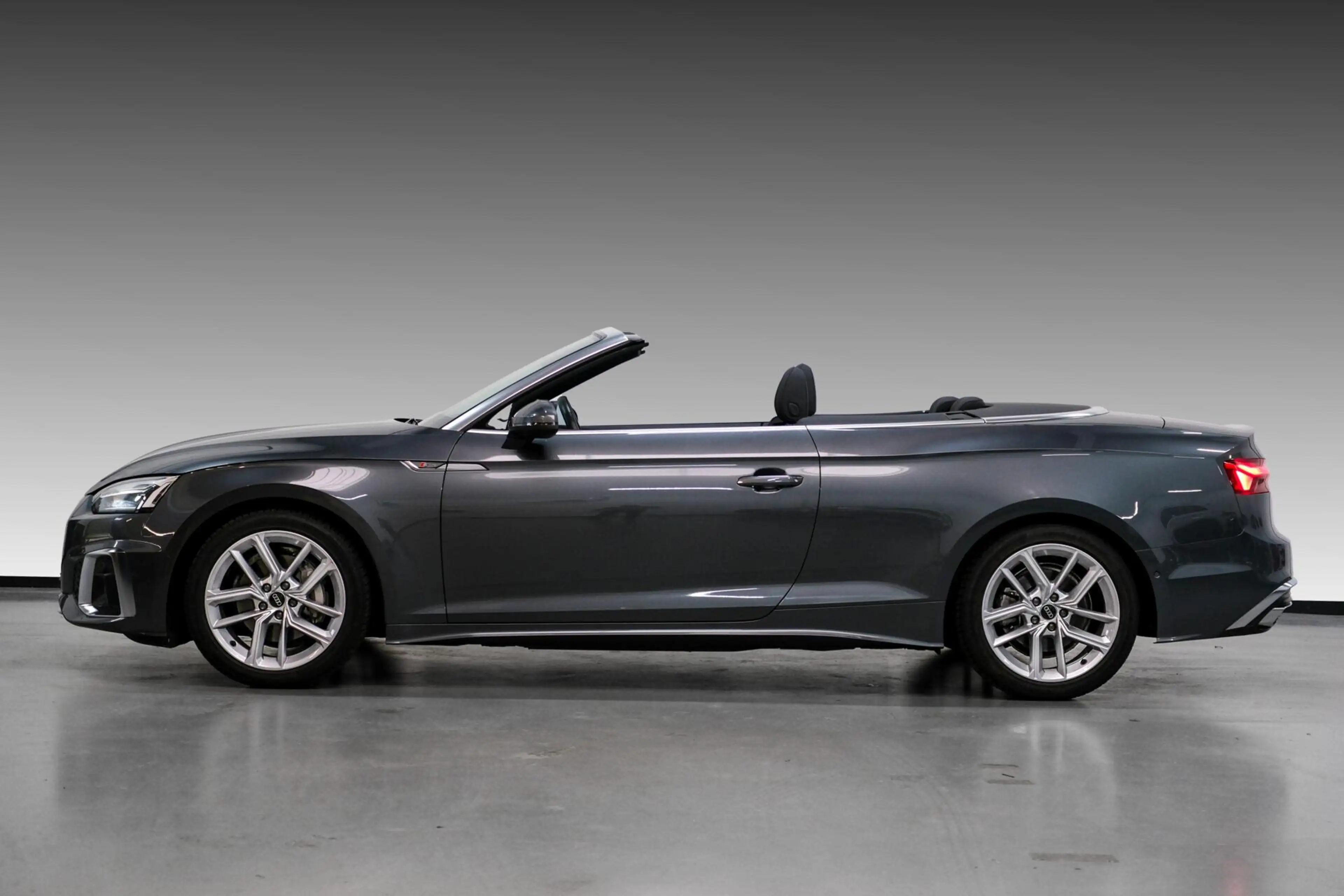 Audi A5 Cabriolet 40 TFSI S edition — photo 8