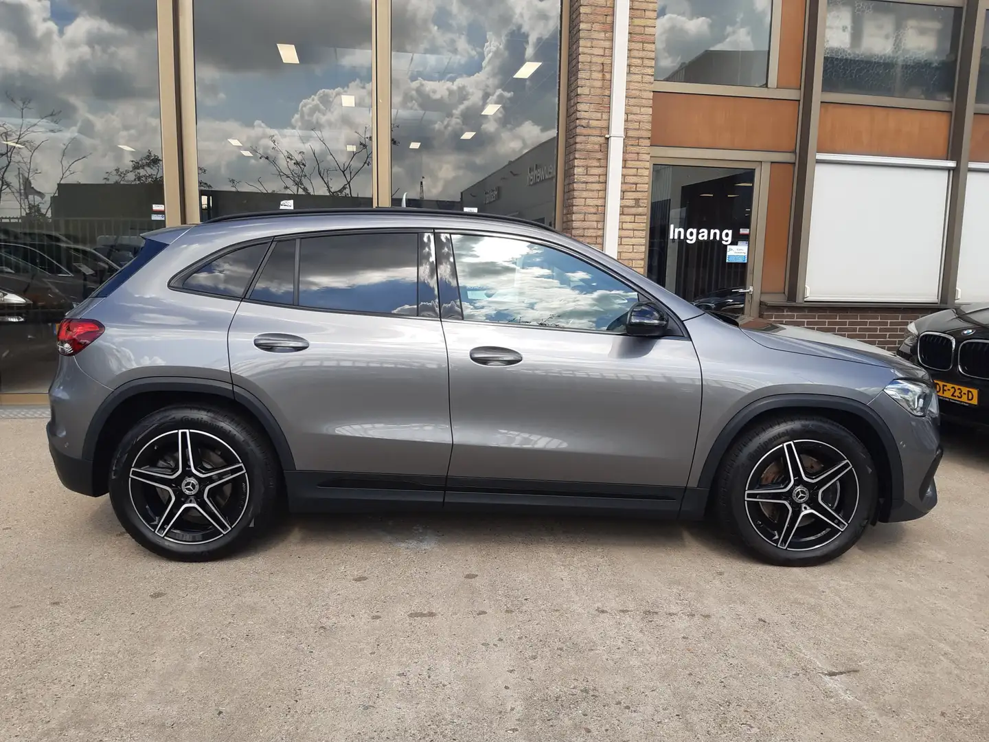 Mercedes-Benz GLA 250 4MATIC AMG Line Grijs - 2