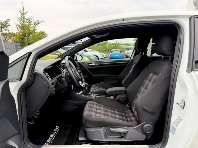 Volkswagen Golf view 9