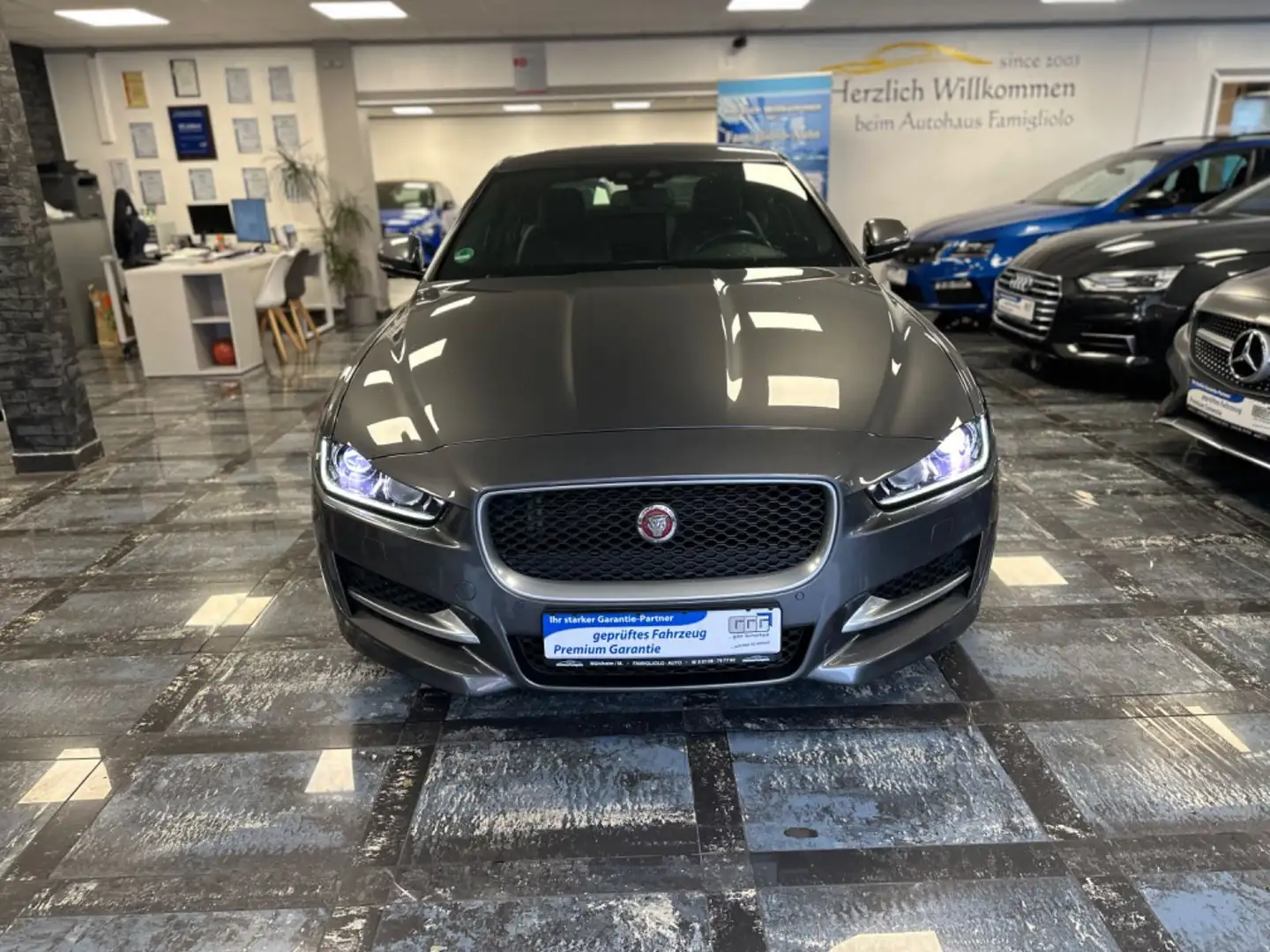 Jaguar XE R-Sport*Leder*Navi*Xenon*Aluräder*Kamera Šedá - 2