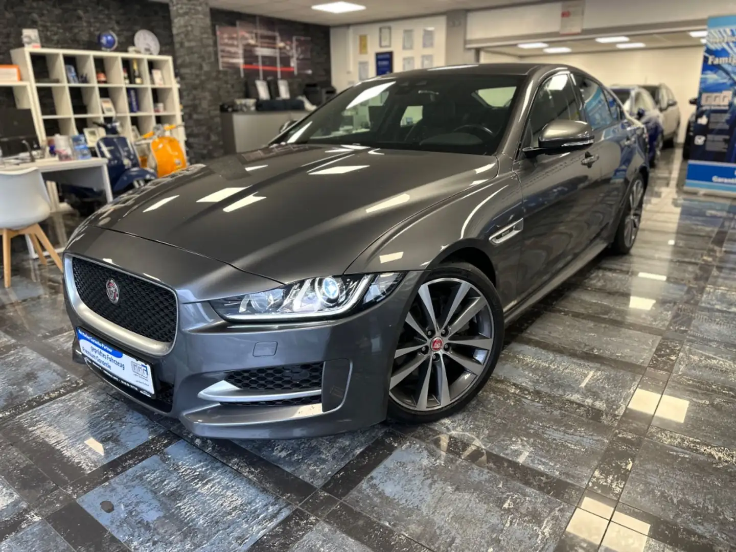 Jaguar XE R-Sport*Leder*Navi*Xenon*Aluräder*Kamera Šedá - 1