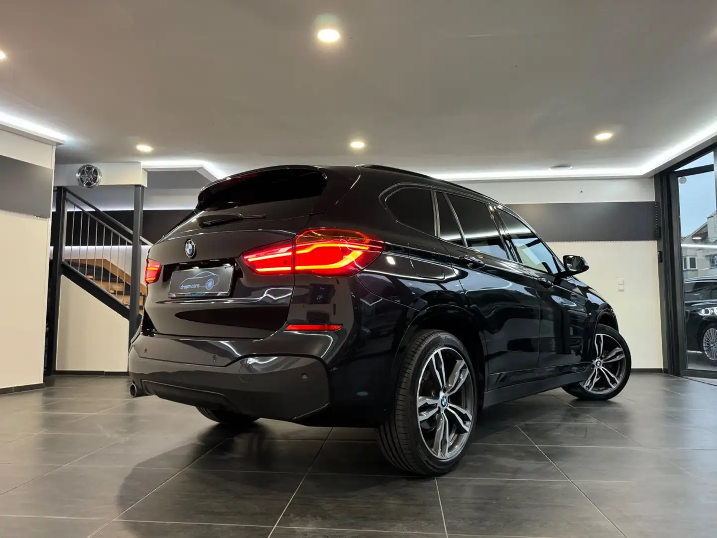 BMW X1 sDrive16d M Sport Aut. / M PAKET / LED / KAMERA / Zwart - 2