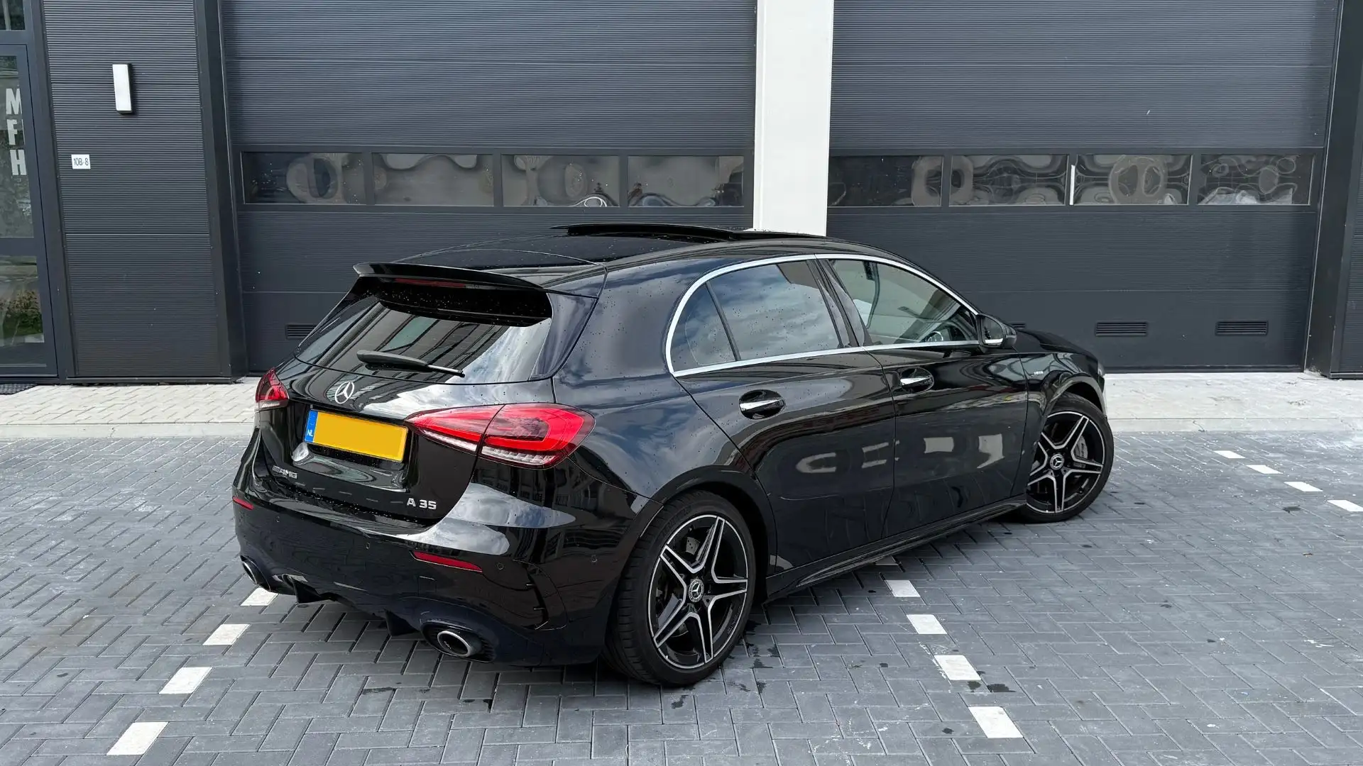 Mercedes-Benz A 35 AMG VOLL OPTIE / PANO / HUD / KUIPSTOELEN / MULTIBEAM - 2