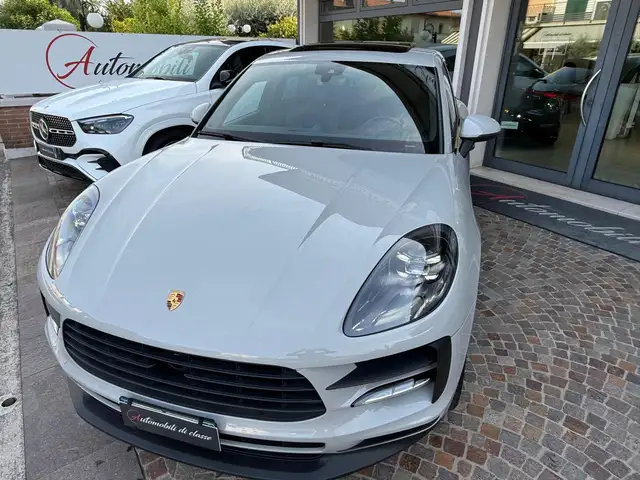 Porsche Macan view 4
