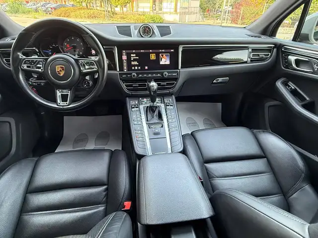 Porsche Macan view 8