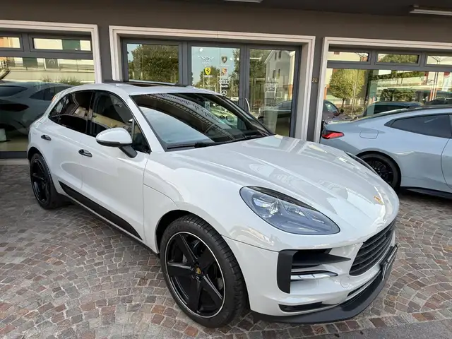 Porsche Macan view 5