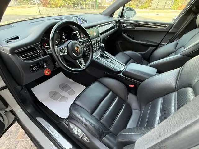 Porsche Macan view 10