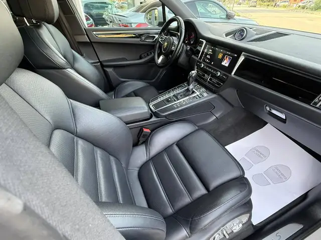 Porsche Macan view 11