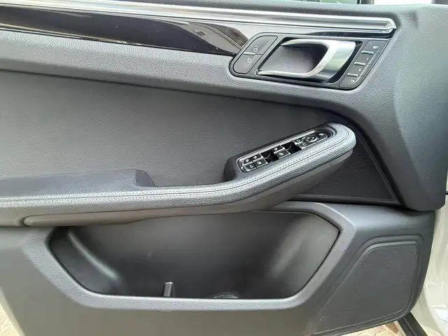 Porsche Macan view 14