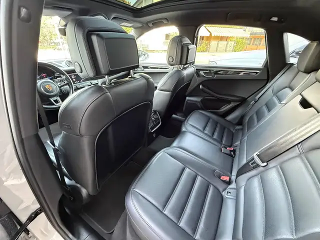 Porsche Macan view 13