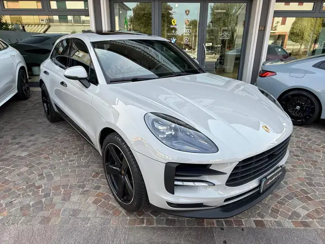 Porsche Macan view 3