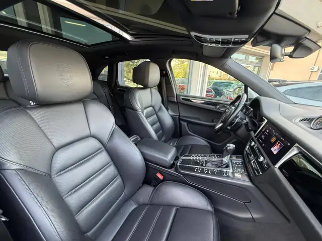 Porsche Macan view 12