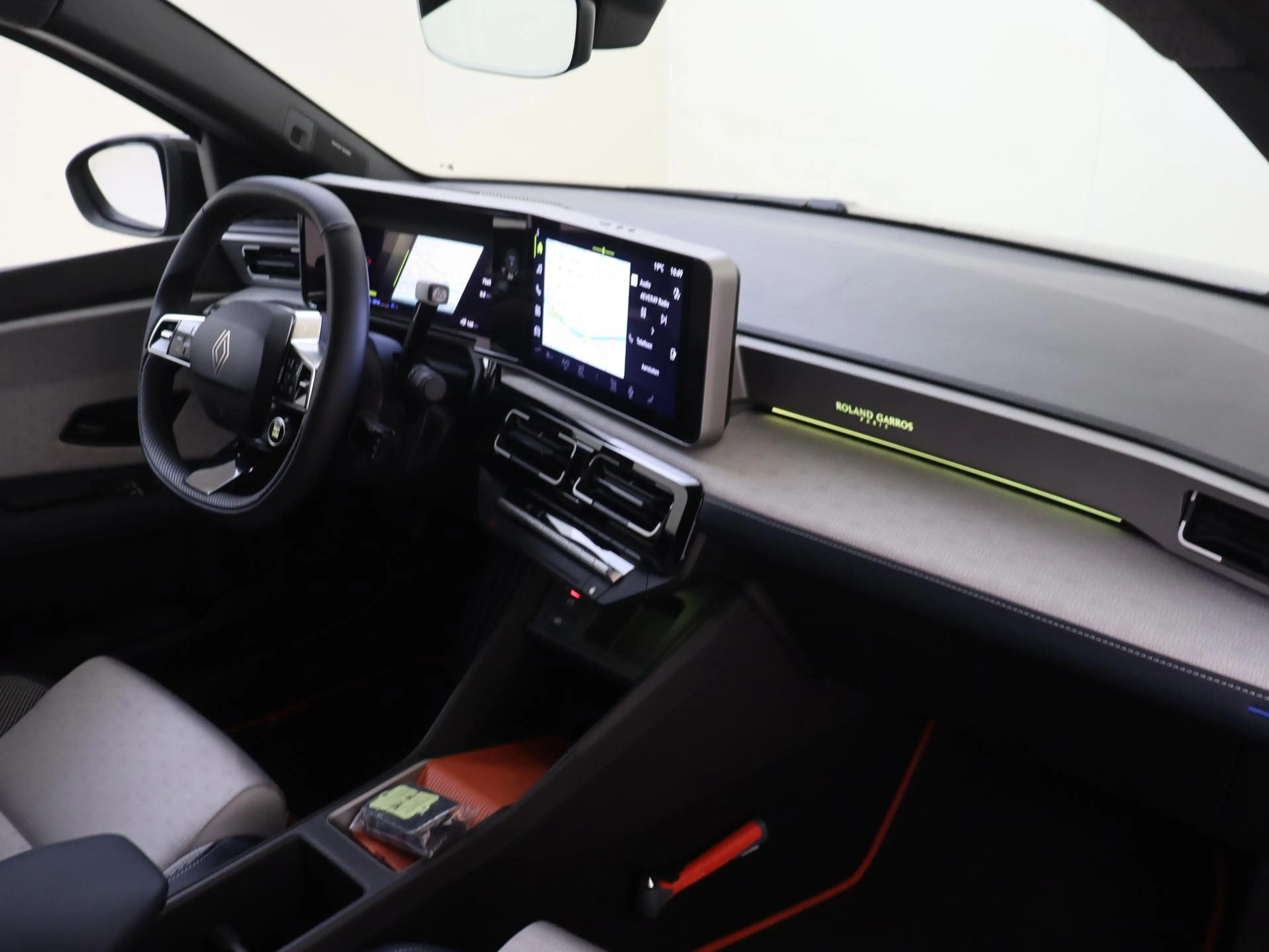 Renault R 5 comfort range Roland-Garros 52 kWh pack safety & a — photo 5