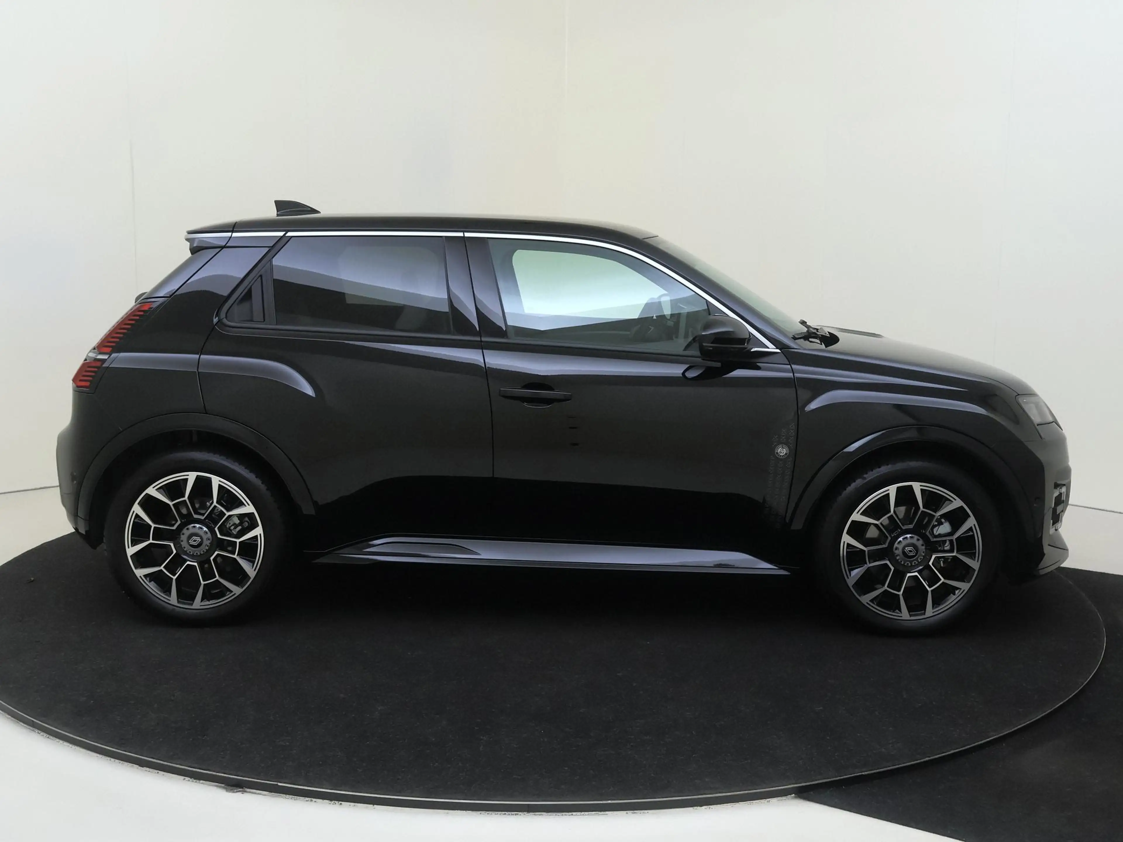 Renault R 5 comfort range Roland-Garros 52 kWh pack safety & a — photo 9