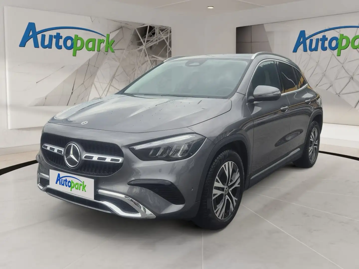 Mercedes-Benz GLA 180 Progressive Grau - 1