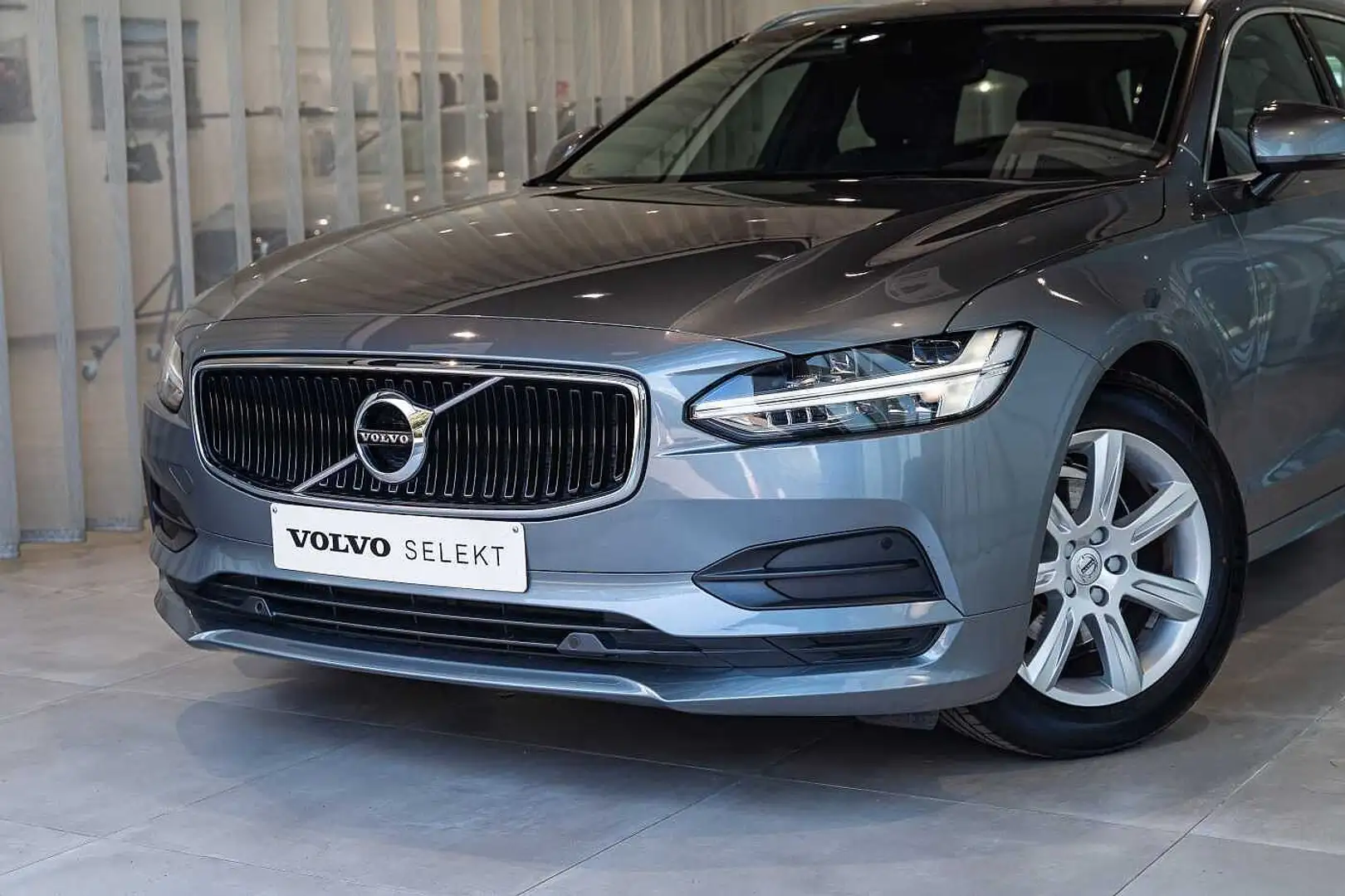 Volvo V90 Momentum D3 Geartronic Grijs - 2