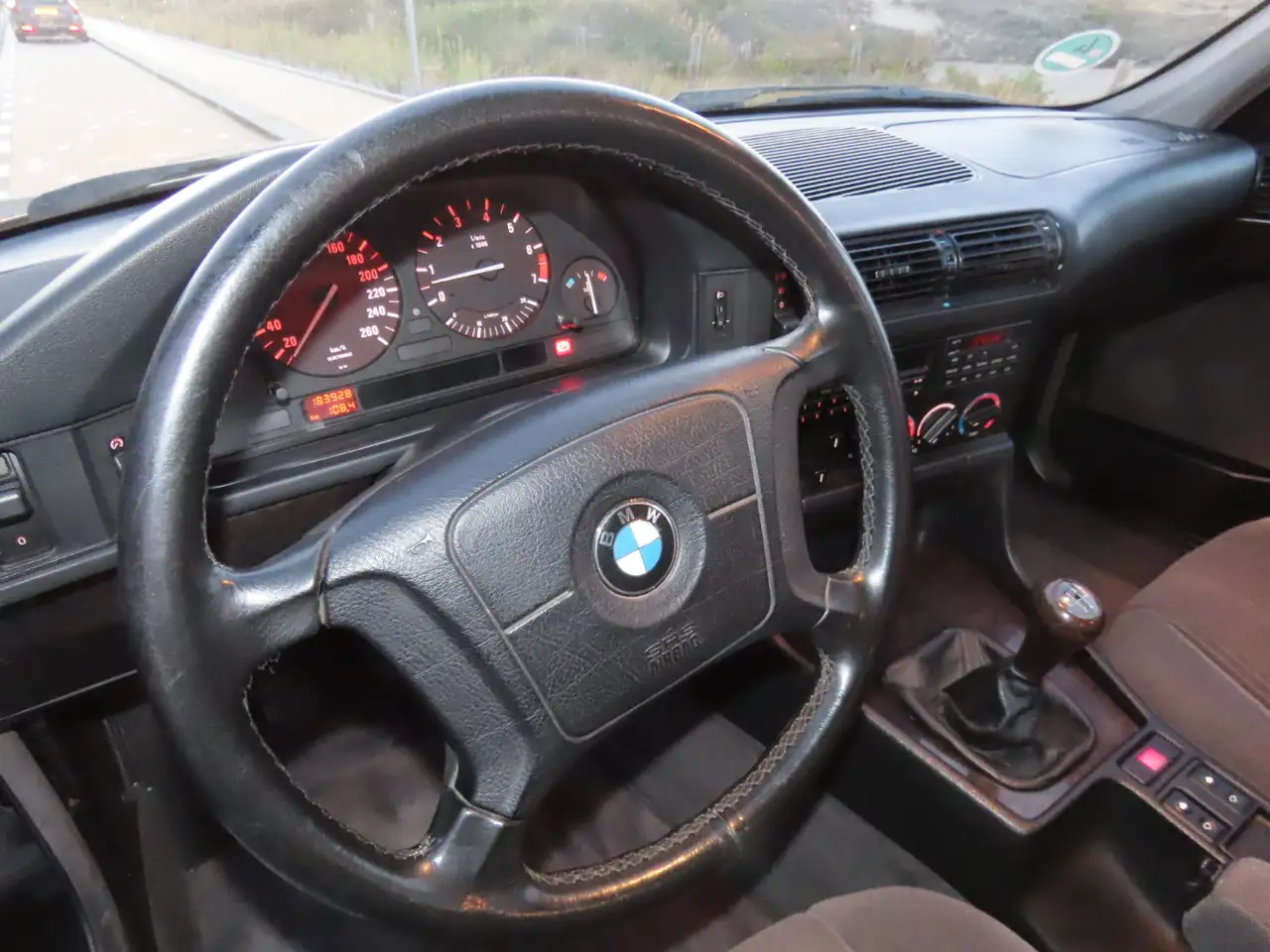 BMW 525i Touring handgeschakeld, foto 11