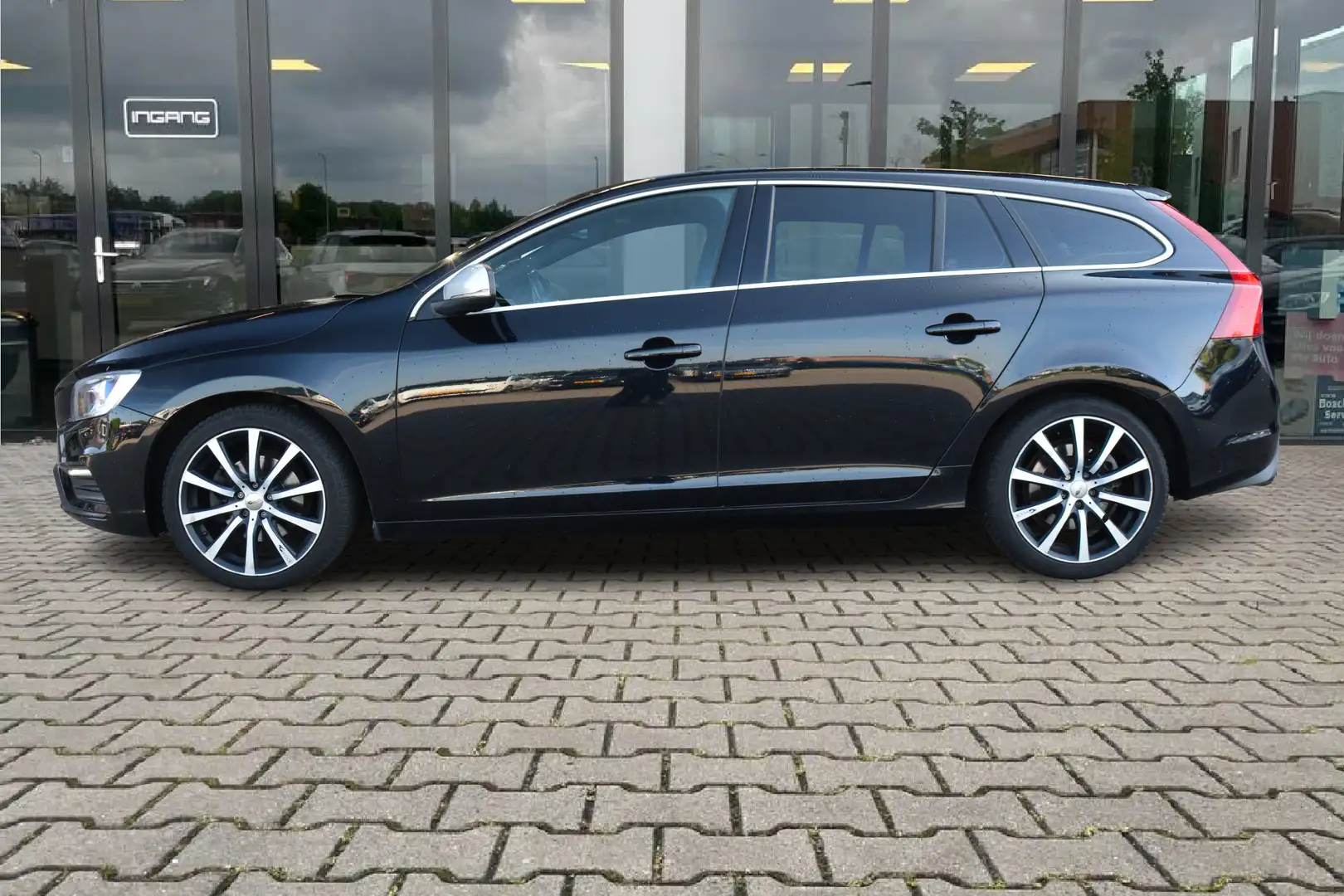 Volvo V60 1.6 T3 R-Design | Trekhaak | Navi | 18 Inch | Zwart - 2
