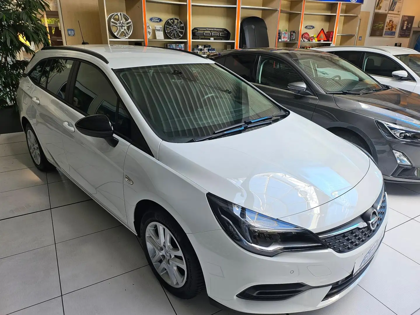 Opel Astra EDITION NAVI LED-TFL SiTZ-/LENKRADHEIZUNG TEMPOMAT Wit - 2