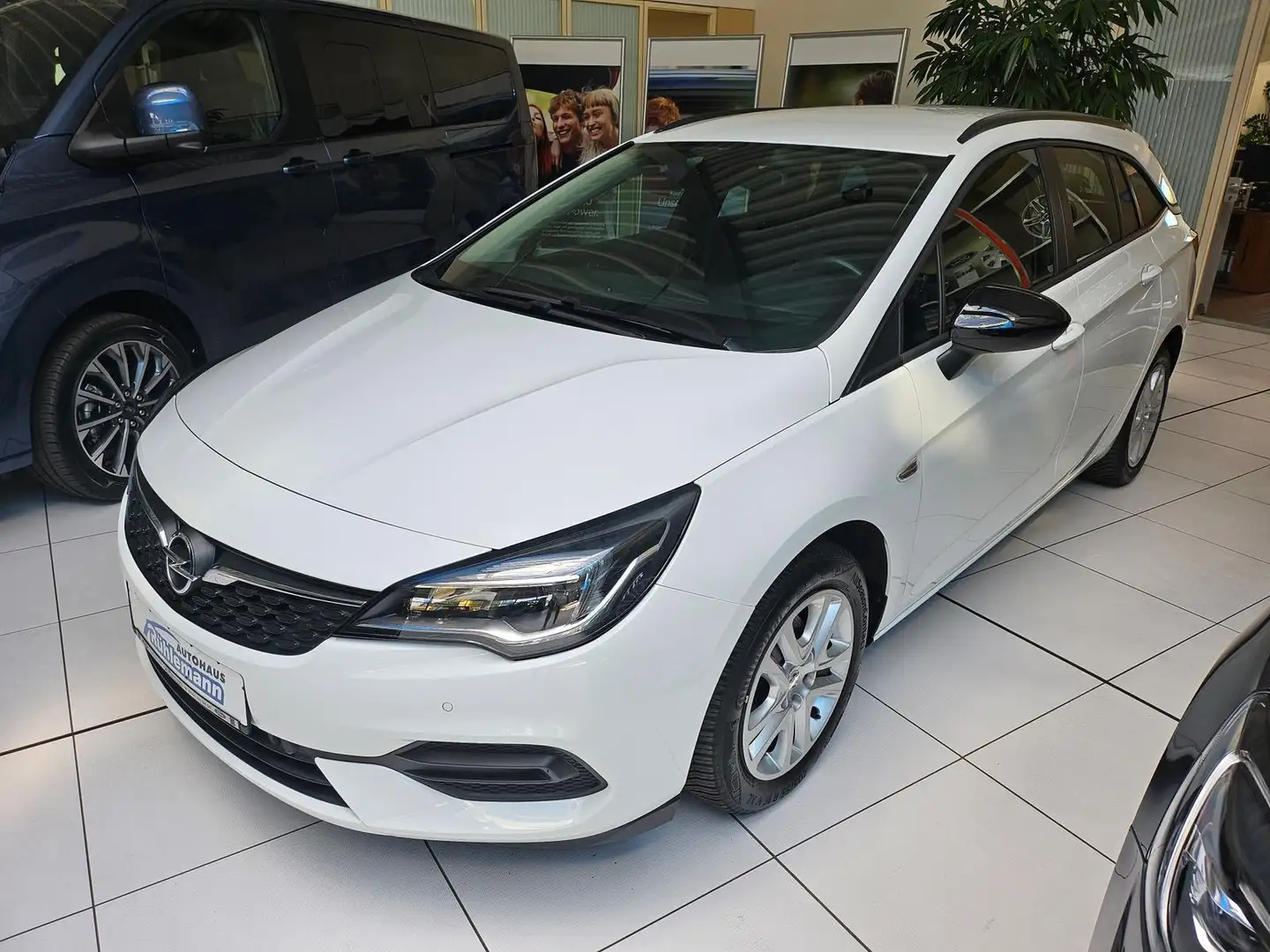 Opel Astra EDITION NAVI LED-TFL SiTZ-/LENKRADHEIZUNG TEMPOMAT Wit - 1
