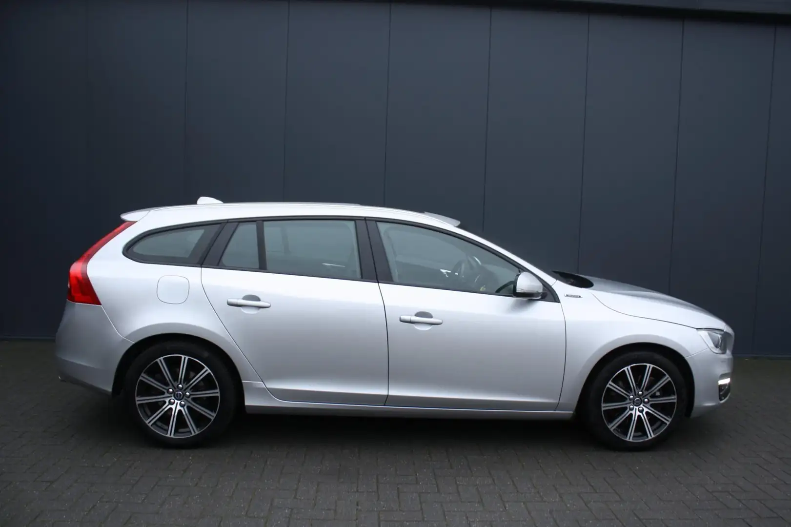Volvo V60 2.4 D5 Twin Engine Special Edition Grijs - 2