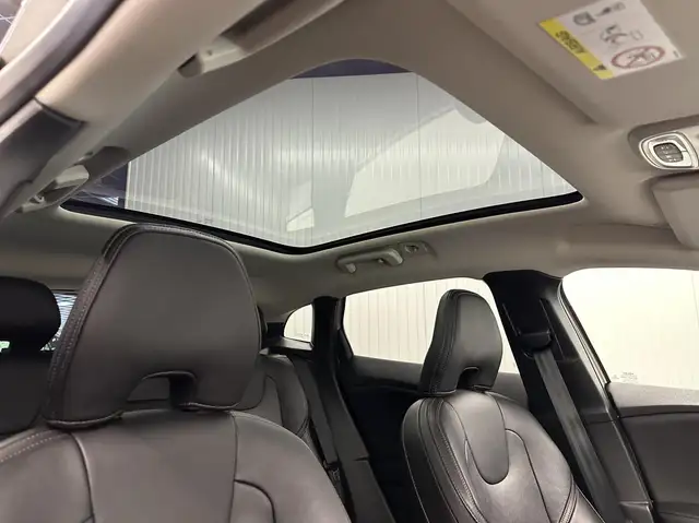 Volvo V40 Cross Country view 13