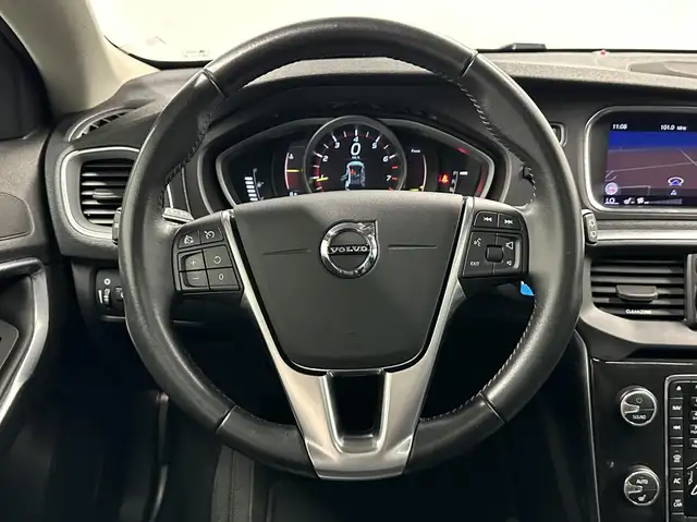 Volvo V40 Cross Country view 23