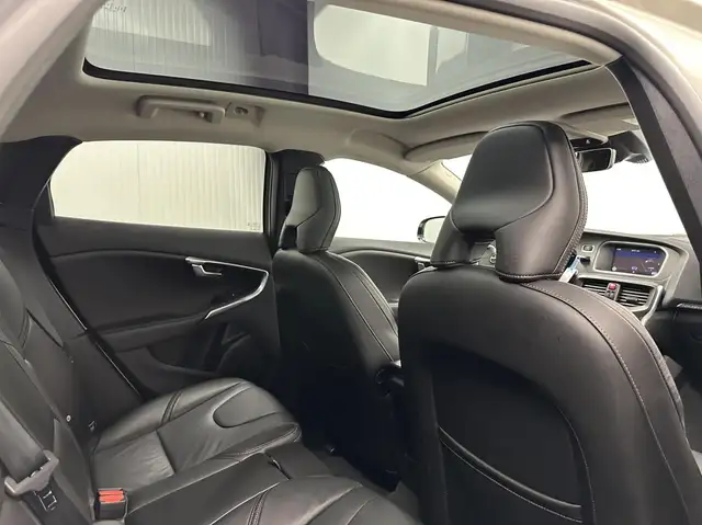 Volvo V40 Cross Country view 14
