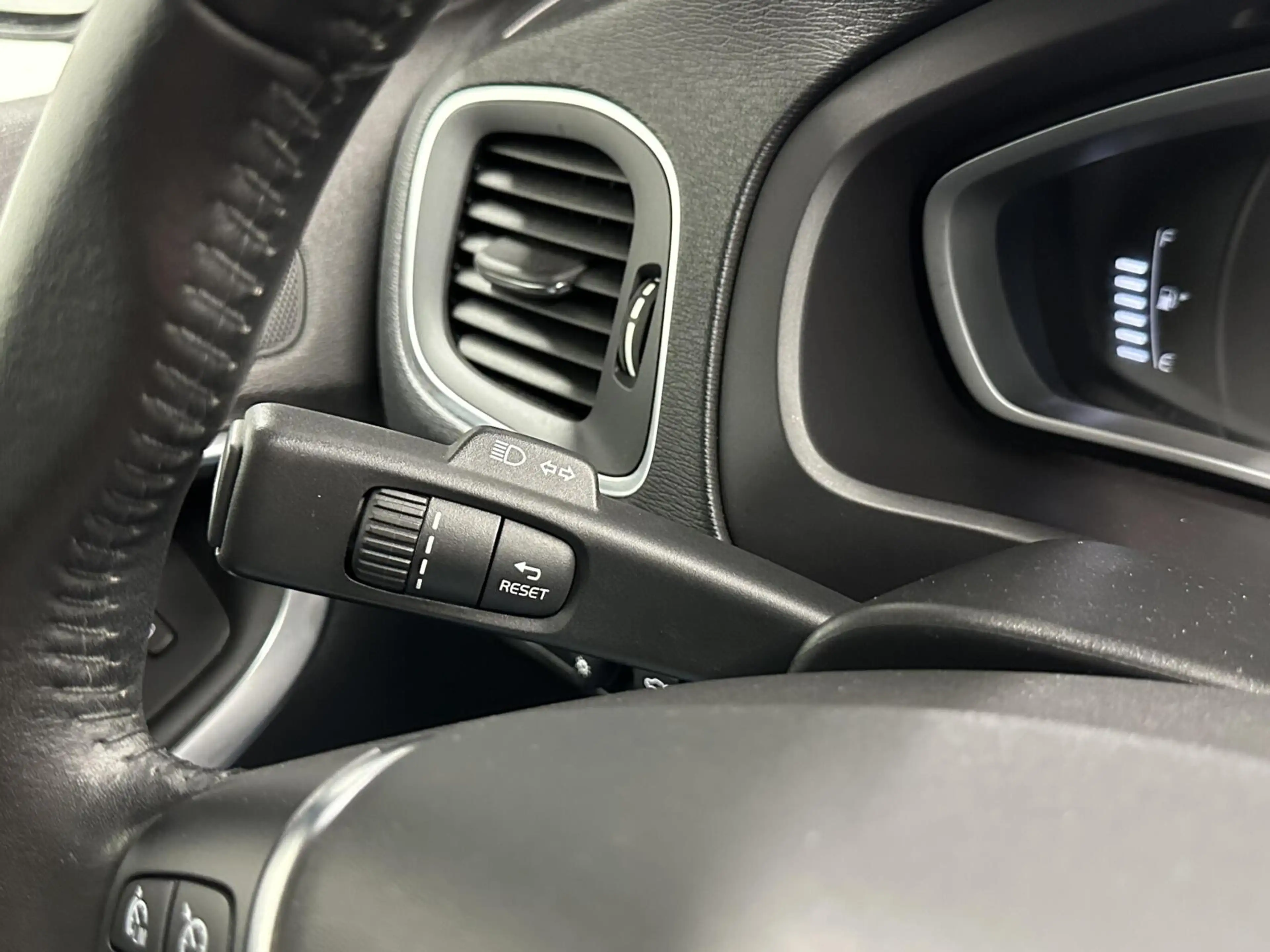 Volvo V40 Cross Country 1.5 T3 Polar+ Luxury LEER PANO NAVI TREKHAAK ECC C — photo 27
