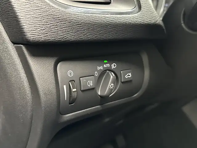 Volvo V40 Cross Country view 22