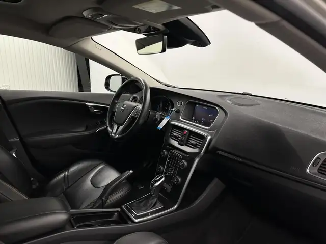 Volvo V40 Cross Country view 12