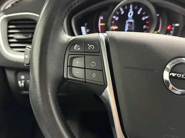 Volvo V40 Cross Country view 25