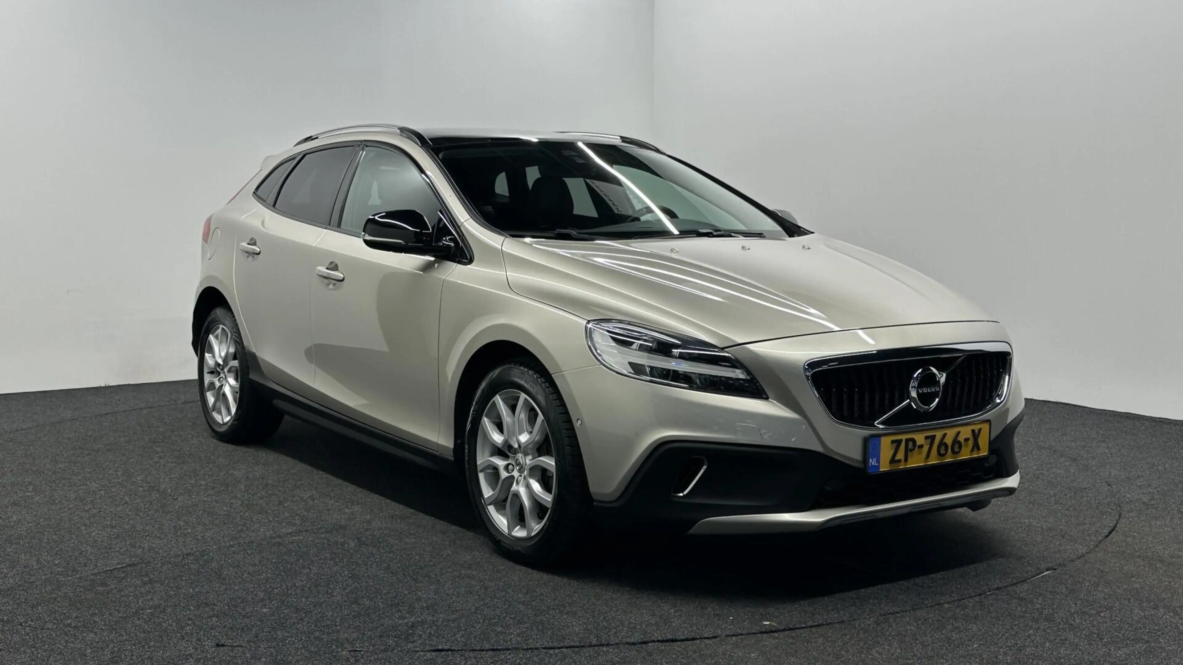 Volvo V40 Cross Country 1.5 T3 Polar+ Luxury LEER PANO NAVI TREKHAAK ECC C — photo 3